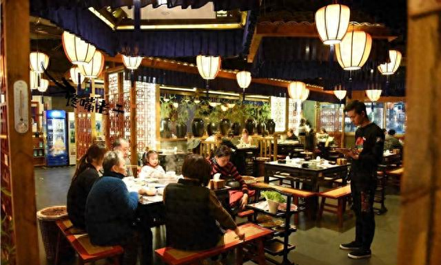 吃火锅，店员频繁热情地问你“加汤”吗？4种暗示，不懂就尴尬了