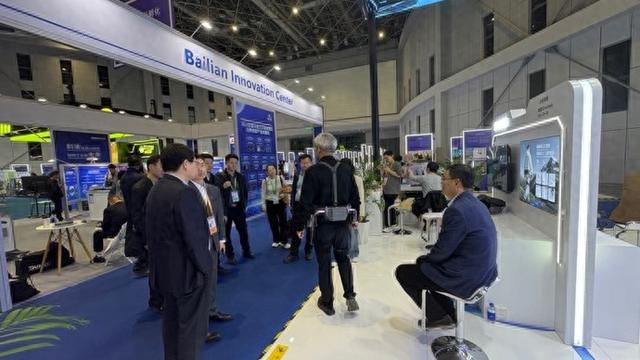 外骨骼助力行走、智能手环帮忙减重……多款科技性与互动性创新成果亮相进博会