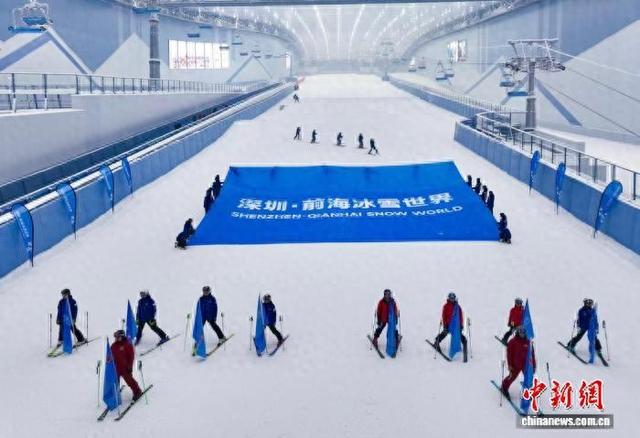 全球最大的室内滑雪场在深圳开业