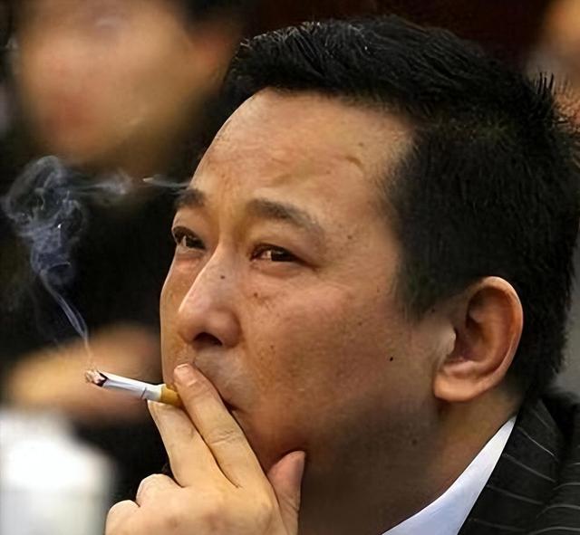 30万买女明星初夜，一顿饭花百万，地下皇刘汉才是真正的“狂飙”