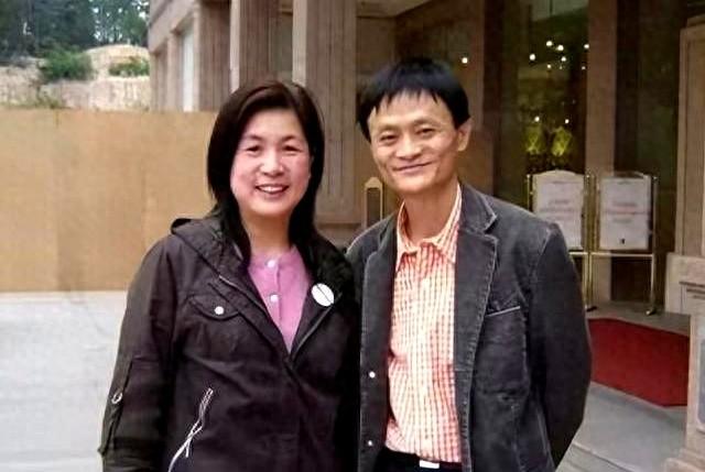 马云马嫂罕见同框！网友狂夸旺夫天花板，她凭啥成马云底气？