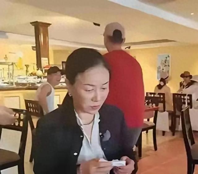 57岁那英现身国外就餐，素颜曝光真实状态，真成五旬老太了