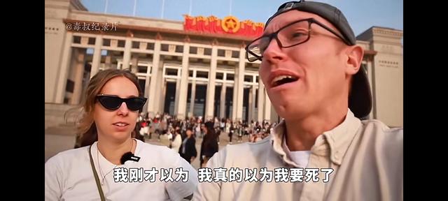 美国夫妻去北京观看升旗仪式，直呼：差点被吓哭了，太震撼了