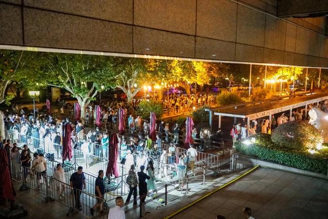 太火爆!上海市中心深夜突然排长队!3000个名额被秒杀,很多人通宵不睡!部分商品骨折价打5折