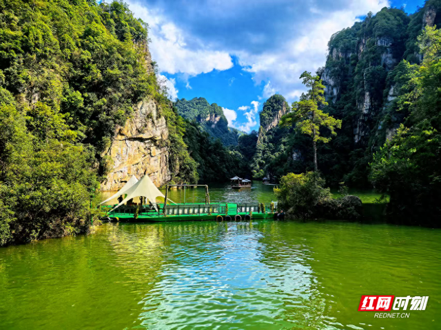 张家界宝峰湖：峰巅碧玉 清凉胜境引客来