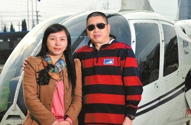 又一首富坠落！曾买直升机回老家撒钱，现在却过着被监视的生活