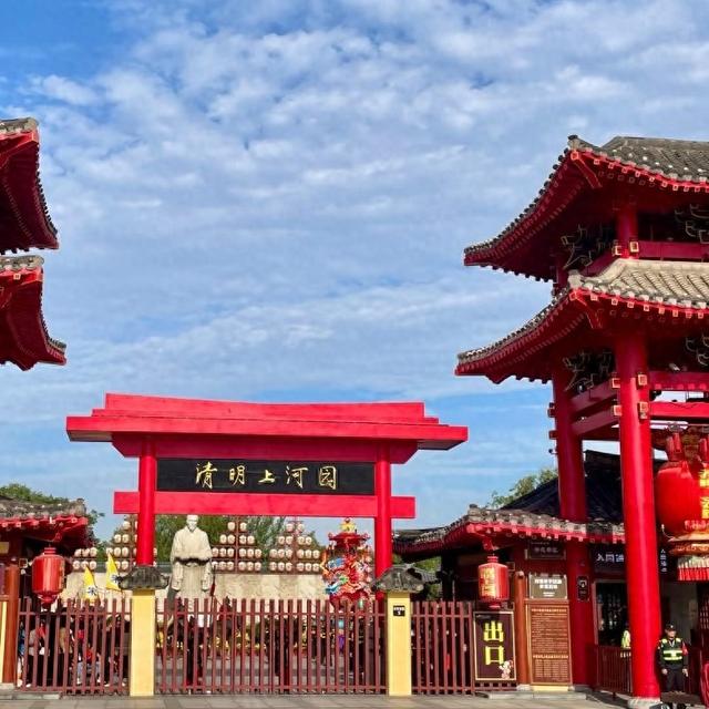 我是上海人，去清明上河园见惯高楼，遇宋装人员懂打卡还藏多门道