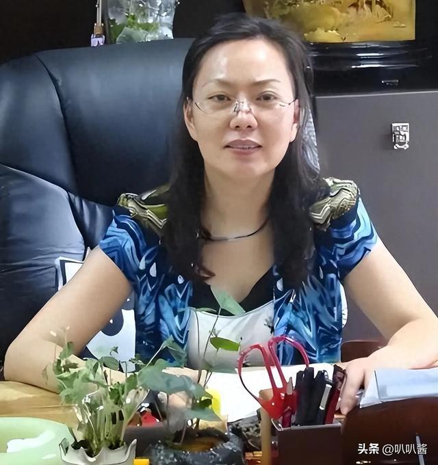 一顿饭上百万，8年敛财14亿，“金融才女”朱丽丽最终是何下场？