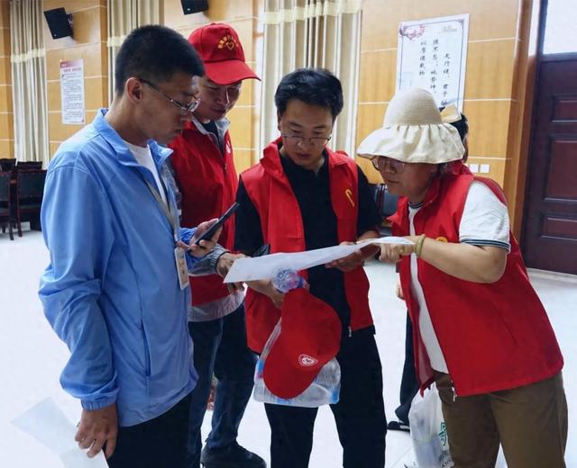 敦煌市： 闻令而动 超旺季跃动在月牙泉畔的“志愿红 ”