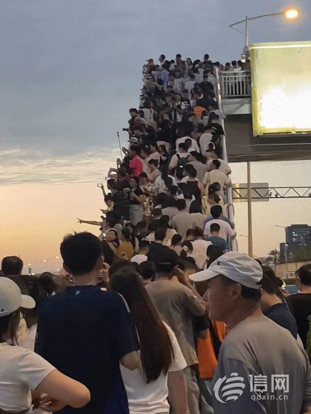 信号山：打卡青岛晚霞不用指定坐标 观城市美景何须非上天桥？