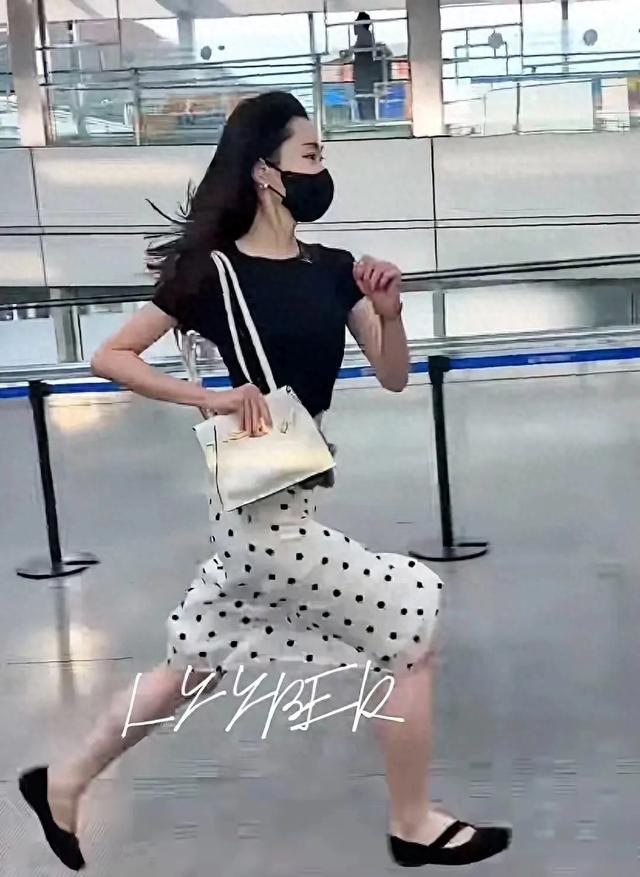 机场偶遇宋轶飞奔，莫不是要错过飞机了？第一次见美女跑这么快