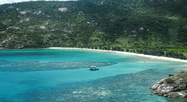 女子参加海岛徒步被团队忘在岛上，次日尸体被发现，是60天澳大利亚游轮之旅的第一站，船票价格高达数万美元