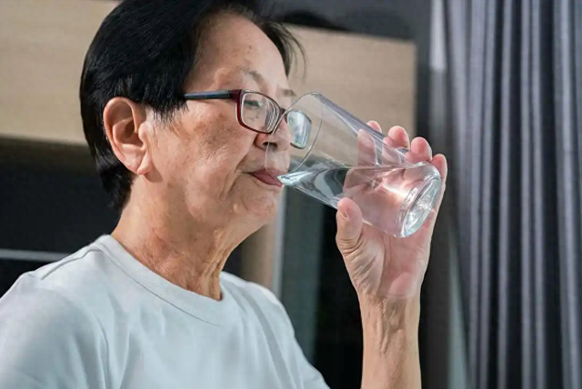 调查发现：每次睡觉前大量喝水的人，不出几个月，身体或有3变化