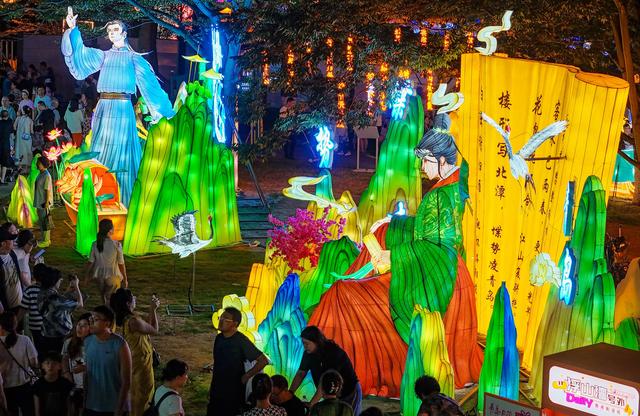 2025“青岛之夏”艺术灯会开幕