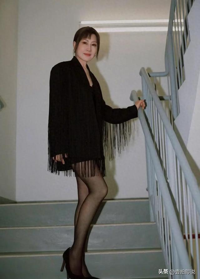 恶心一幕出现了！张凯丽因不得体穿搭被热议，刘晓庆的话得到印证