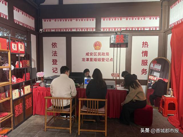 咸安“牵缘阁”：周末不打烊 婚登+文旅解锁幸福新体验