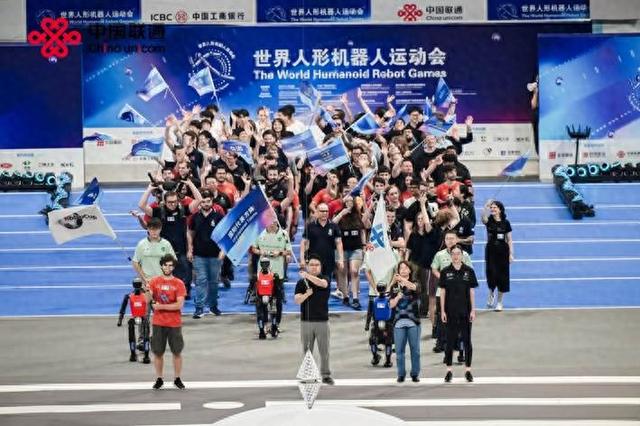 2025世界人形机器人运动会启幕！中国联通AI赋能“冰丝带”梦幻开幕