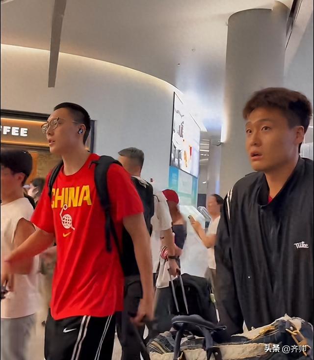 中国男篮抵达杭州，CCTV5明晚直播比赛！郭士强带队，赵睿是队长