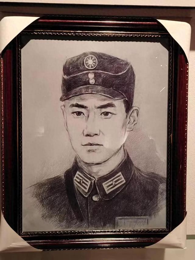 漫步黄山松掩山丛树杪，云隐仙踪徒步蹬道千阶