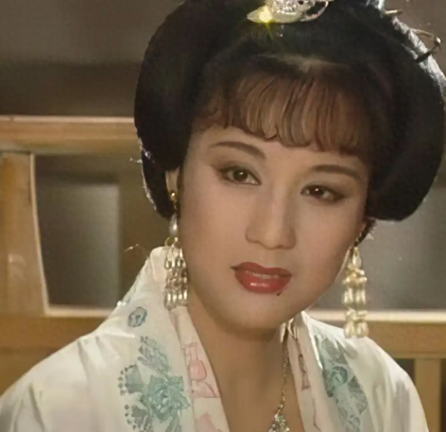 她长得太美被导演“据为己有”，同居27年没证没娃，63岁不治身亡
