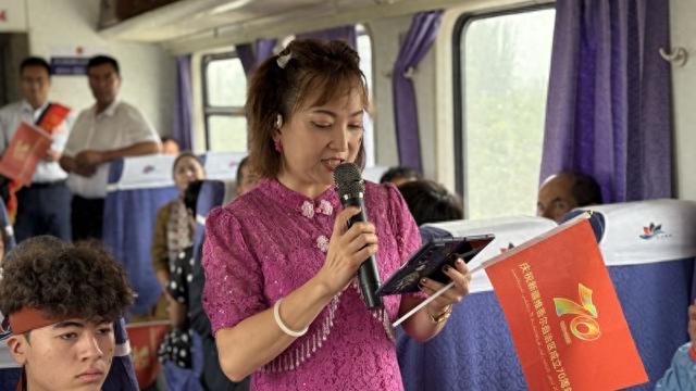 新疆和田“文润慢火车”温情再启：在欢歌笑语中感受文化魅力
