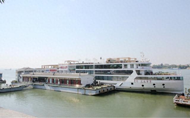 游轮开放日 荆州市民沉浸式体验“江上度假”