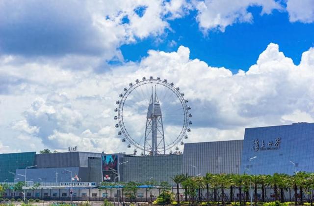 厦门海上世界山海全景摩天轮，高度62米，单圈运行时间约13分14秒