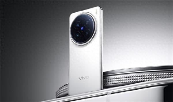 vivo X300 Pro首创光斑融合技术：配备三焦段变焦闪光灯
