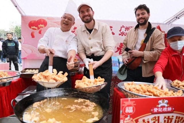 中美差距太明显！美国游客实地体验后：中国比美国厉害多了