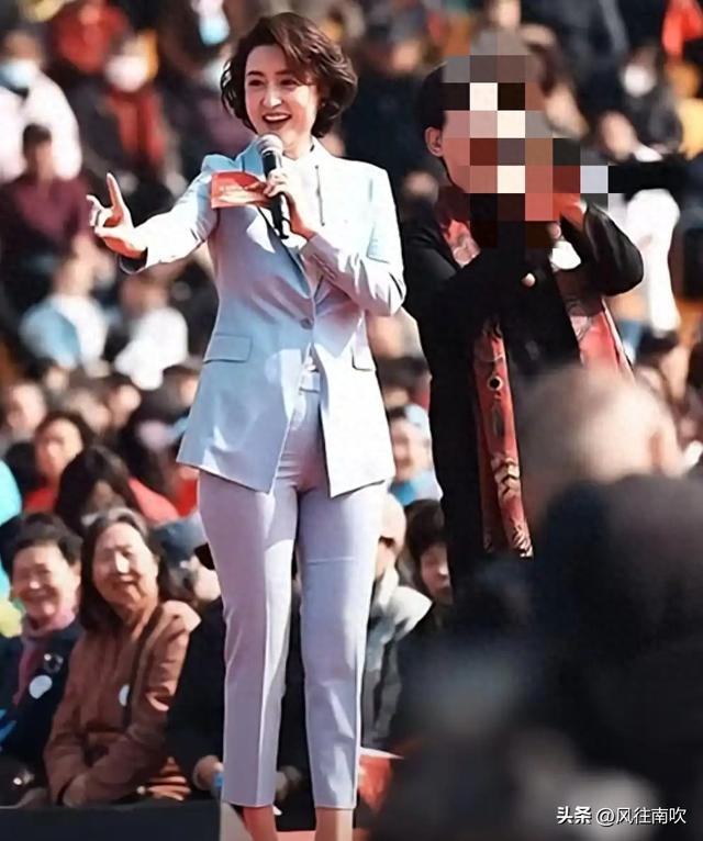 央视前主持张蕾的一组紧身衣衣照片，照出了娱乐圈恶臭的另一面