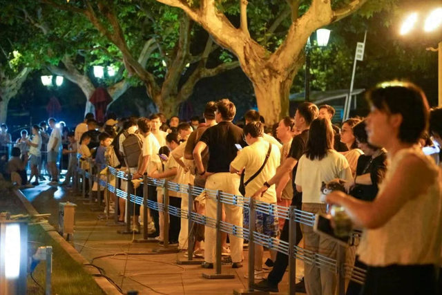 上海高精力牛马半夜3点排队进博物馆约会？法老都得加班的上博埃及展一年赚了7个亿