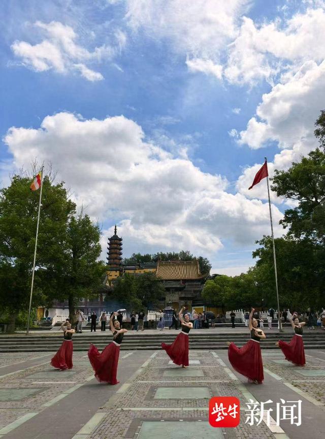 镇江：苏超又搭台  文旅唱大戏