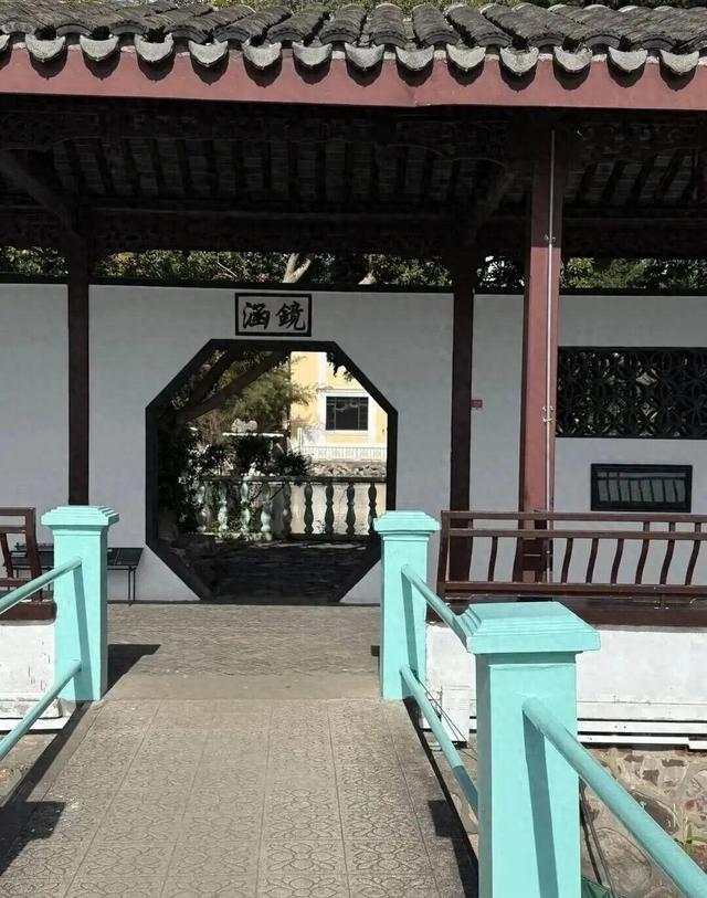 中式园林现“蒂凡尼蓝”？无锡蠡园一处栏杆颜色被吐槽，官方回应：配色早已存在，将商讨调整更适配的颜色