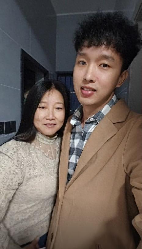 广东小伙爱上湖北大妈，他比大妈小13岁，两人恋爱后住在出租屋