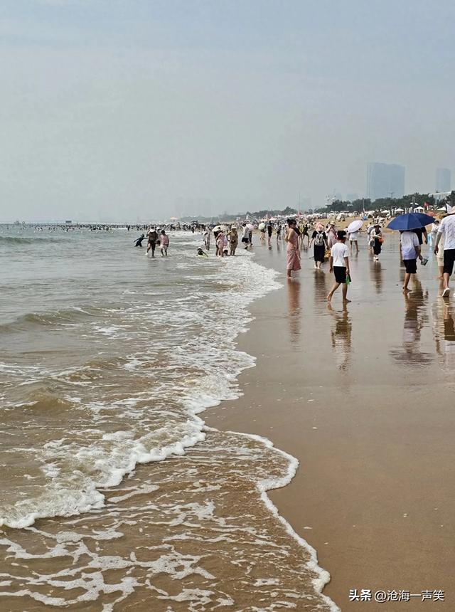 波浪，沙滩，海浪声，欢笑声，一声盖过一声，快乐最重要！