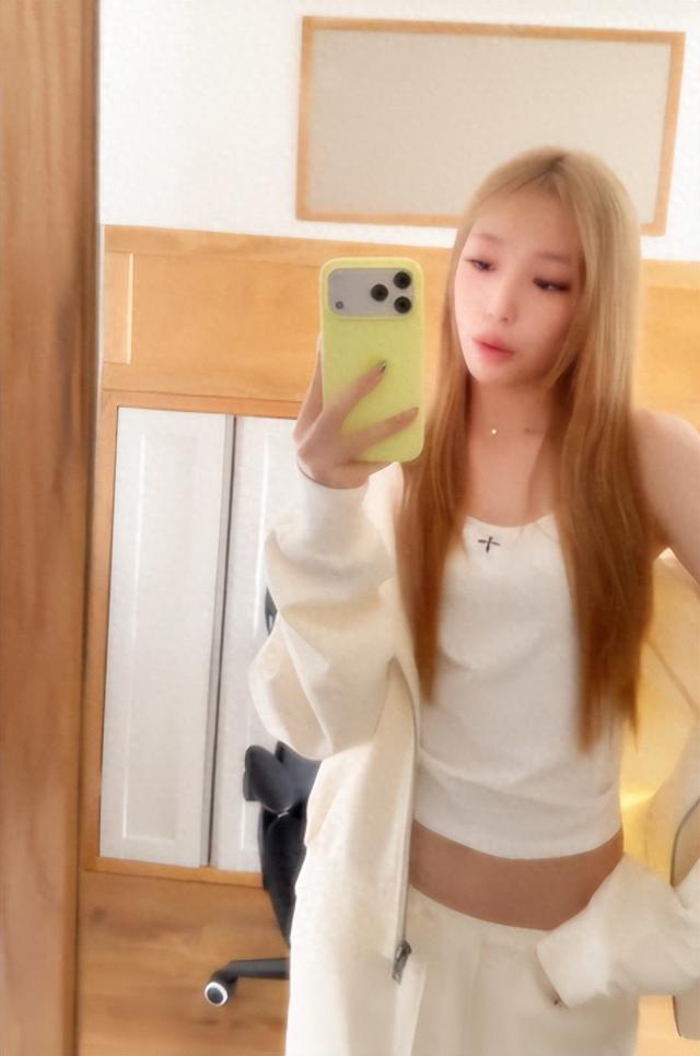 赵薇母女现身北京机场	，15岁女儿一头黄毛，穿搭比50岁妈妈还成熟