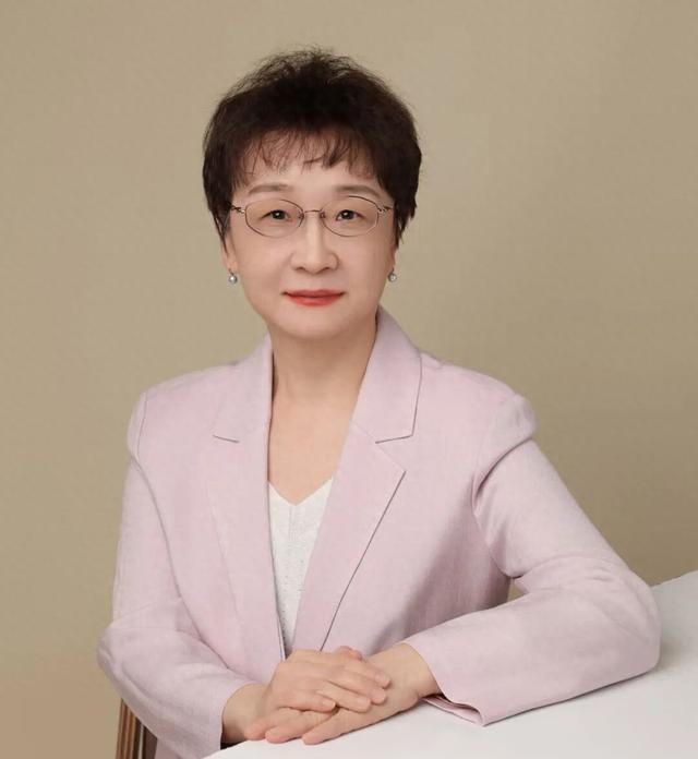 中央人民政府决定：卞立新履新