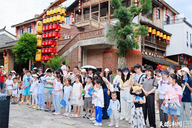 在文化探索中收获欢乐与成长|“赛动黔景・活力省运”亲子古镇定向赛启动