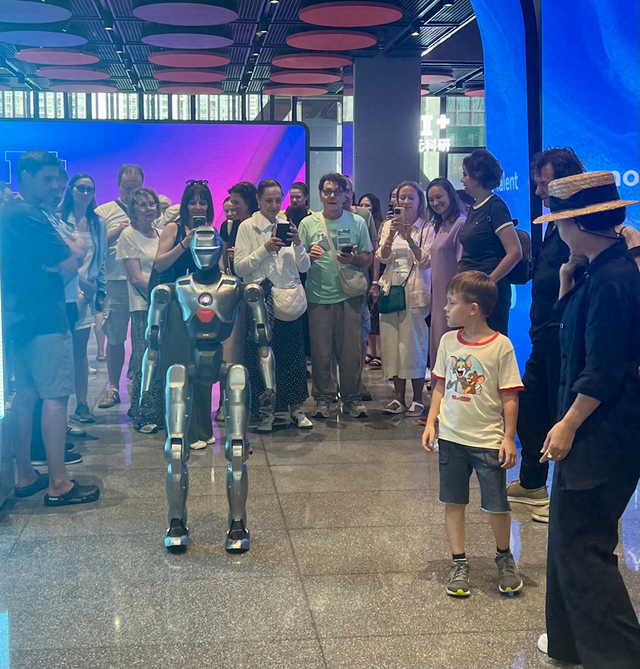 俄罗斯剧团到访前海，感受“世界级旅游目的地”科技魅力