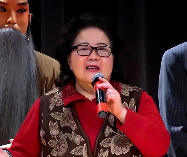 吃里爬外，永不回国？她带领30名演员选择留美，如今年过花甲归来