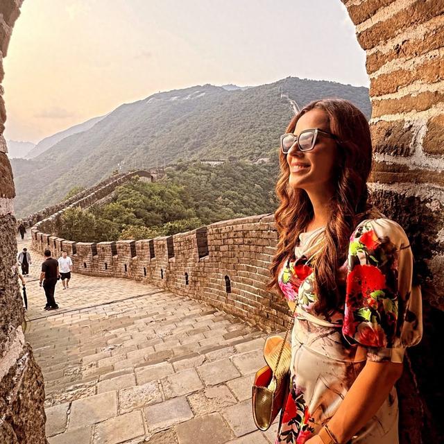 武契奇夫人去爬长城啦！拍了超多美照好开心，穿印花裙又把人美到