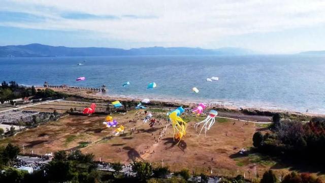 风筝舞蓝天 文旅添新趣——抚仙湖畔风筝秀解锁澄江旅居新体验