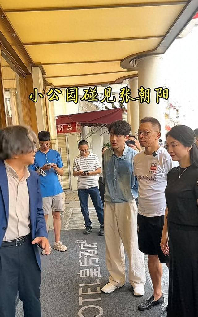 60岁张朝阳公园现身：网友惊呼“真帅”，颜值能靠财富和才华吗？