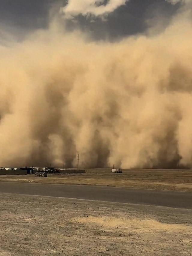 中国发明高效率“吞沙巨兽”，一天吞噬沙漠40亩，已在甘肃使用