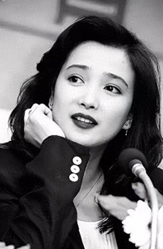 何晴葬礼举行！儿子手捧骨灰，遗像曝光惹泪目	，廖京生现身送别