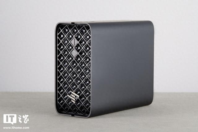 惠普 Z2 Mini G1a 迷你 AI 工作站图赏：横竖都能放，小巧又时尚