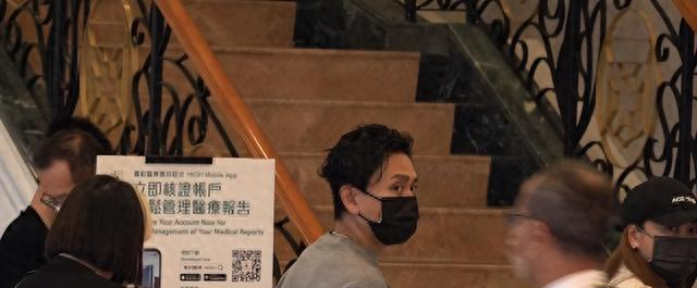 TVB资深老戏骨被传病危，佘诗曼情绪激动落泪，已取消北京行程