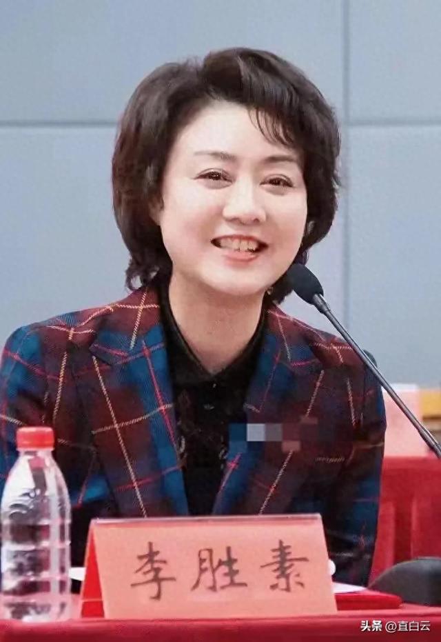 至今未婚未育，身边却有男人陪了近27年！59岁的她才是真人间清醒