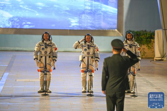 神舟二十一号航天员乘组出征仪式在酒泉卫星发射中心举行