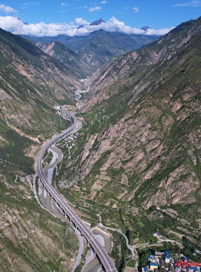 一路风景一路画！实探九绵高速：成都直达九寨沟，4小时穿梭仙境人间